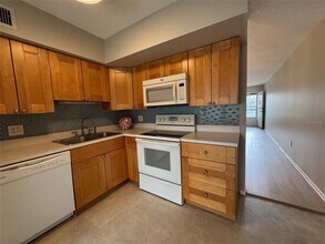 2385 Tahitian Ln in Clearwater, FL - Building Photo - Building Photo