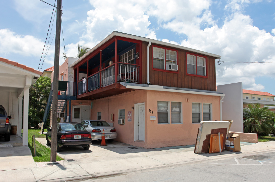 324 Van Buren St in Hollywood, FL - Building Photo