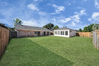 9222 Sharpview Dr in Houston, TX - Building Photo - Building Photo