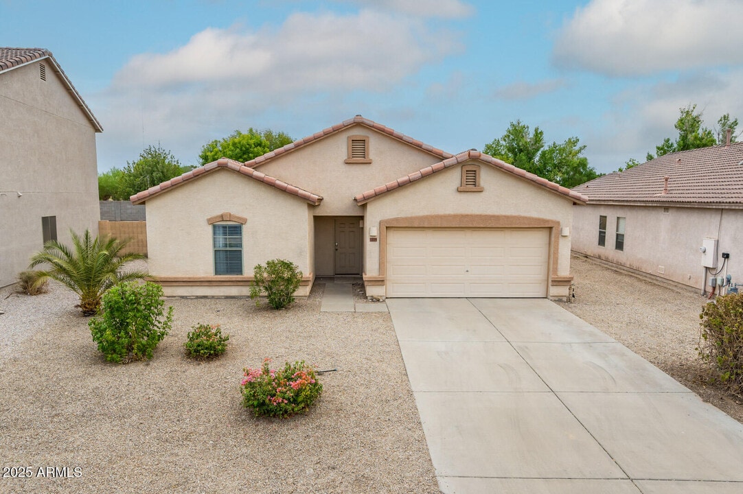 2225 E Andalusian Loop in San Tan Valley, AZ - Foto de edificio
