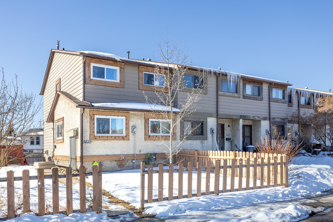 5527 1 Av SE in Calgary, AB - Building Photo