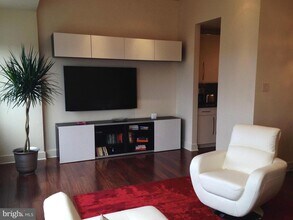 10401 Grosvenor Pl in Rockville, MD - Foto de edificio - Building Photo