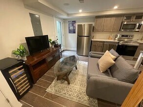 331 W St NE, Unit Basement in Washington, DC - Foto de edificio - Building Photo