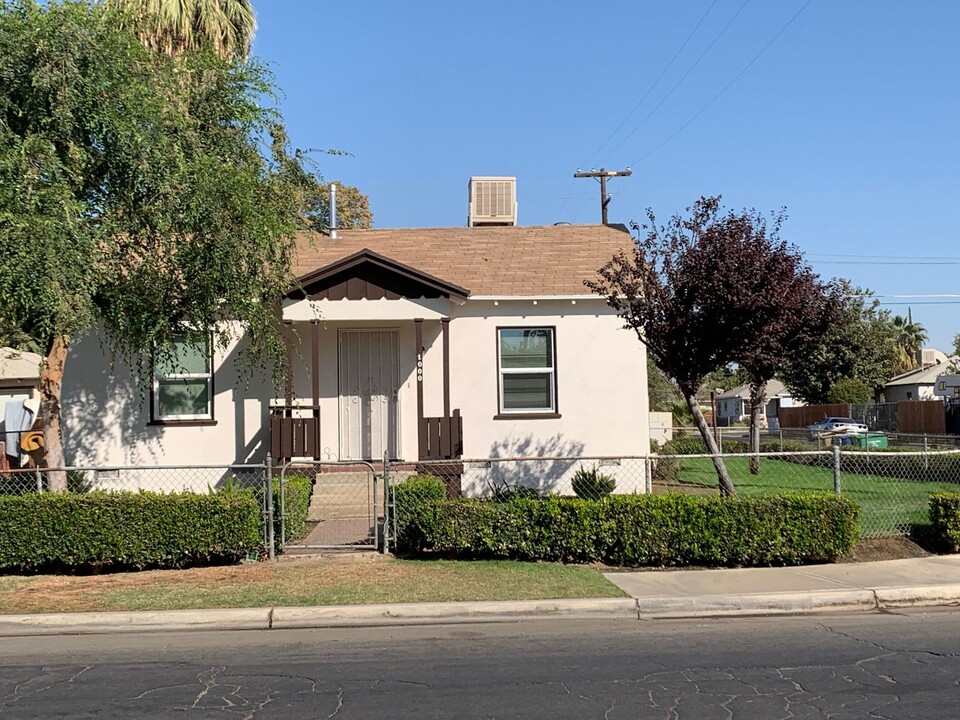 1000 Woodrow Ave in Bakersfield, CA - Building Photo