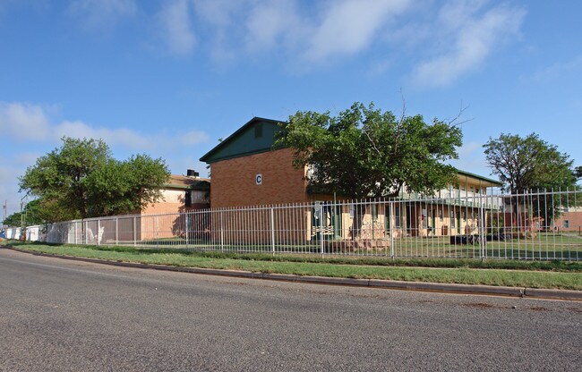 Juniper Apartments in Lubbock, TX - Foto de edificio - Building Photo