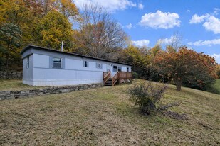 1387 Sugar Mountain 2 Rd in Newland, NC - Building Photo