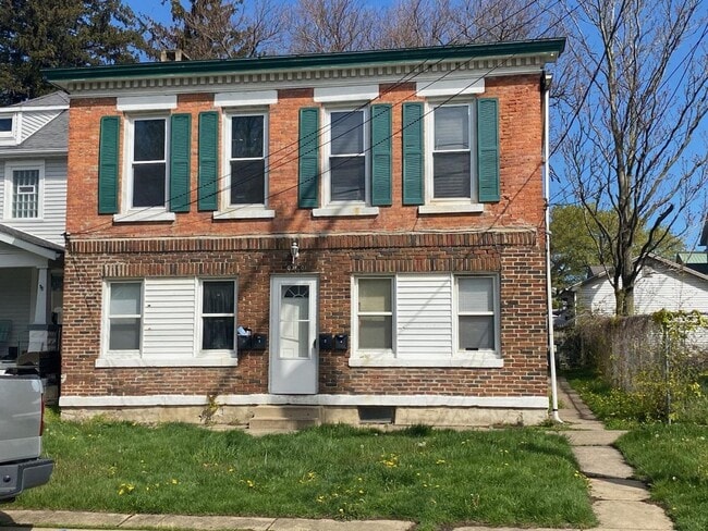 property at 909 W Adams St