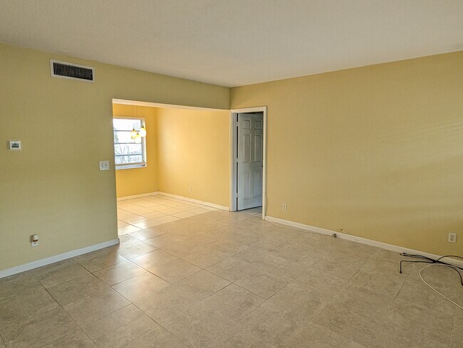 2451 NE 49th St, Unit 104 in Fort Lauderdale, FL - Building Photo - Building Photo