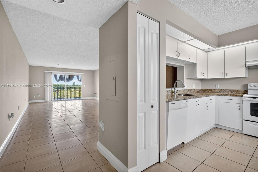 13700 SW 14th St in Pembroke Pines, FL - Building Photo
