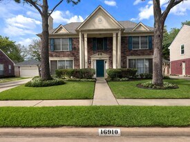 16910 Country Bridge Rd in Houston, TX - Building Photo