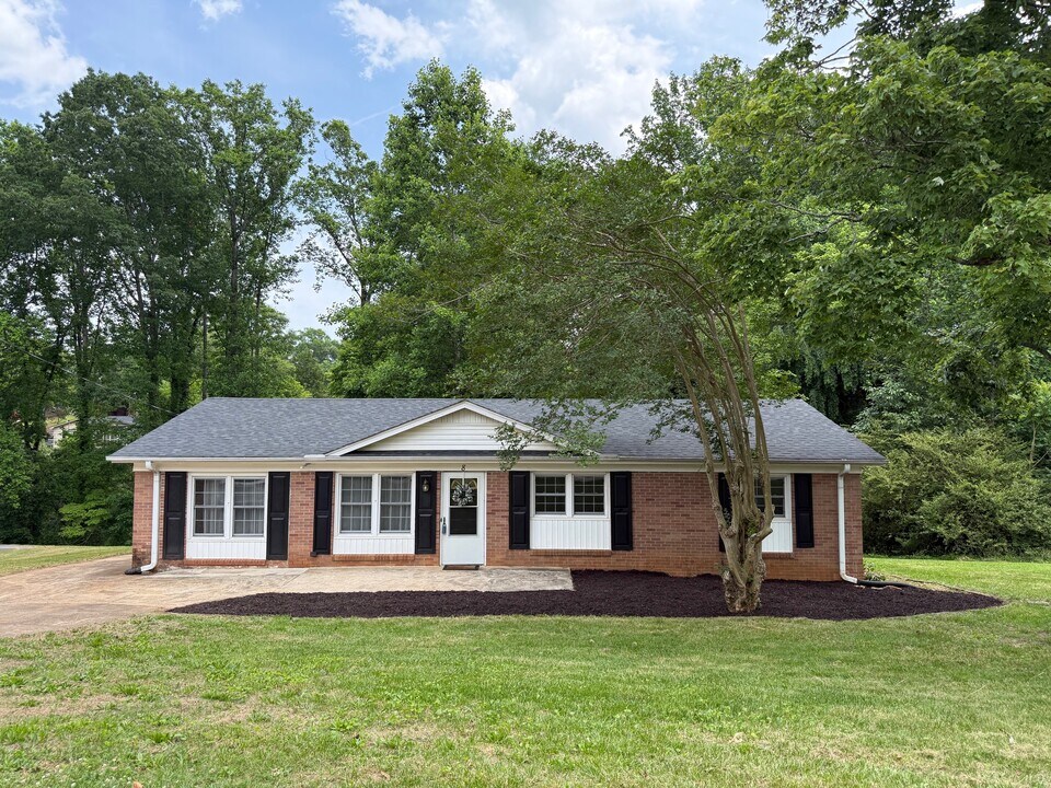 8 Charing Cross Rd in Taylors, SC - Building Photo