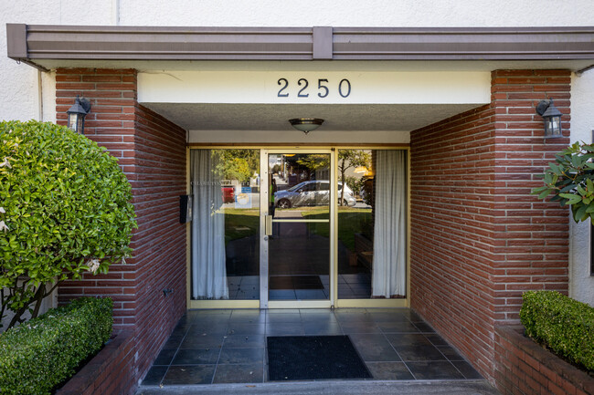 Charlton Court in Vancouver, BC - Building Photo - Building Photo