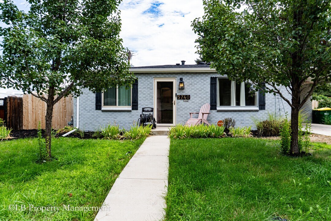 5740 S Cherokee St in Littleton, CO - Building Photo