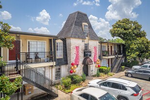 Le Chateau Apartments in Houston, TX - Building Photo