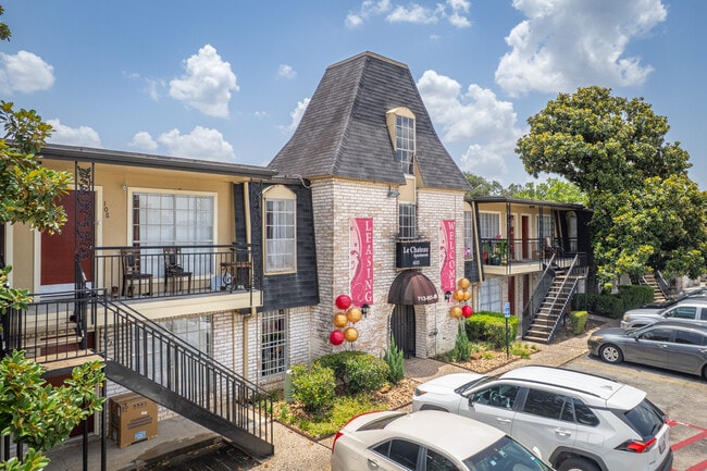 Le Chateau Apartments