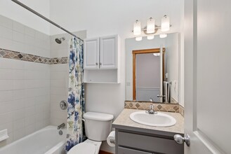 8450B 25th Ave SW in Seattle, WA - Building Photo - Building Photo