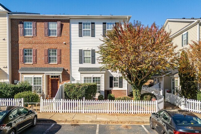 1130 Renewal Pl, Unit 100 in Raleigh, NC - Foto de edificio - Building Photo