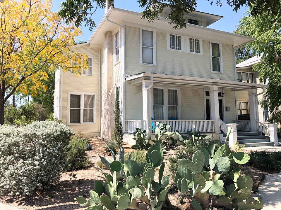 403 Gillespie St in San Antonio, TX - Building Photo