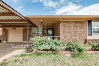 923 NW 5th St in Moore, OK - Building Photo - Building Photo