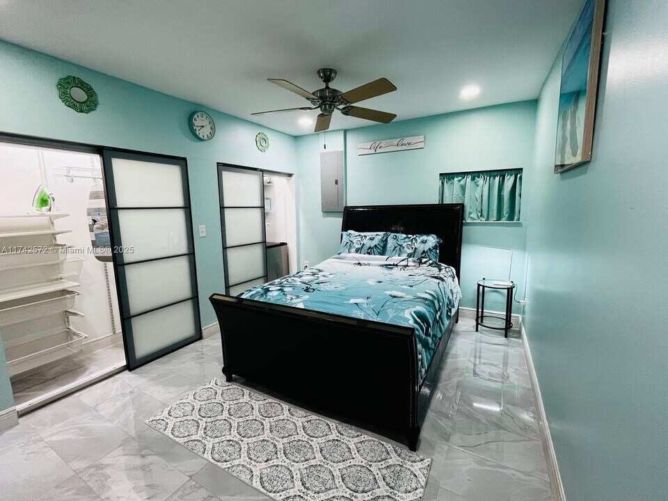 11131 SW 143rd Ct-Unit -STUDIO in Miami, FL - Building Photo