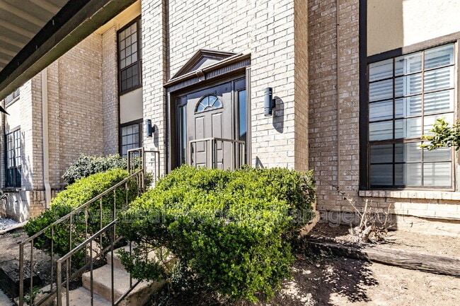 165 W Rampart Dr in San Antonio, TX - Building Photo - Building Photo