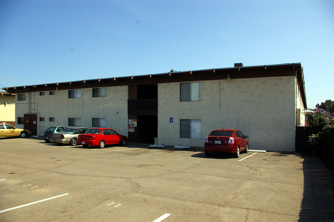 Mcclure Villa Apartments in El Cajon, CA - Foto de edificio - Building Photo