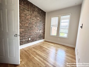 733 Parker St, Unit 3 in Boston, MA - Building Photo - Building Photo