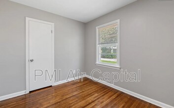 6127 E Boston St in Wichita, KS - Building Photo - Building Photo