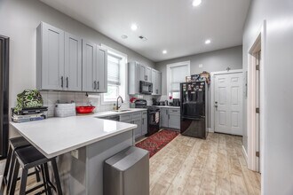 2243 W 23rd Pl, Unit 2R in Chicago, IL - Building Photo - Building Photo