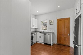 15 1/2 Bayview Ave in Newport, RI - Building Photo - Building Photo