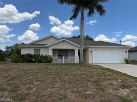 3527 NE 19th Pl in Cape Coral, FL - Building Photo