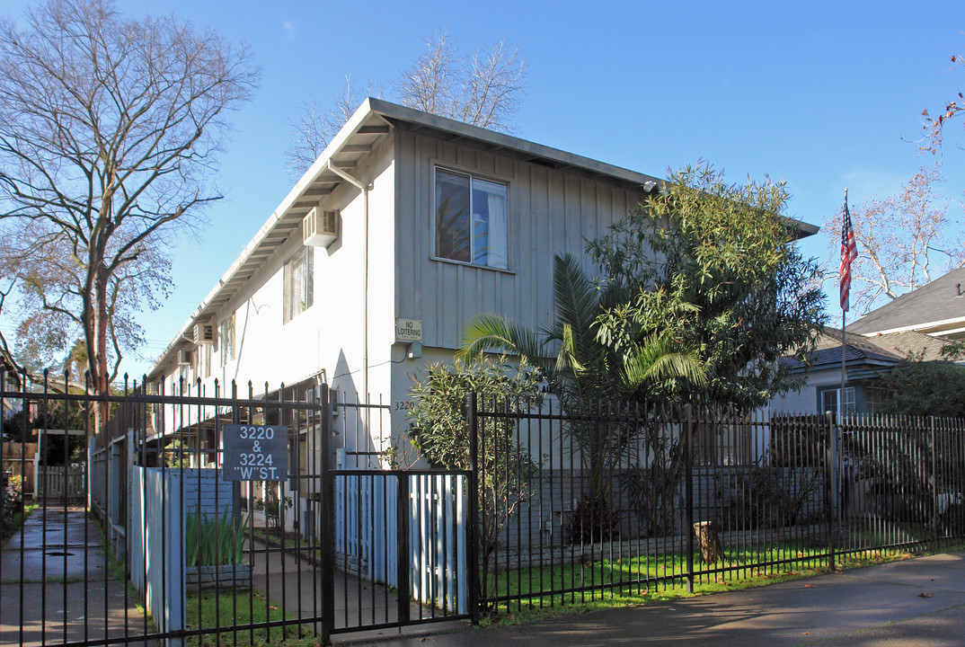 3220 W St in Sacramento, CA - Building Photo