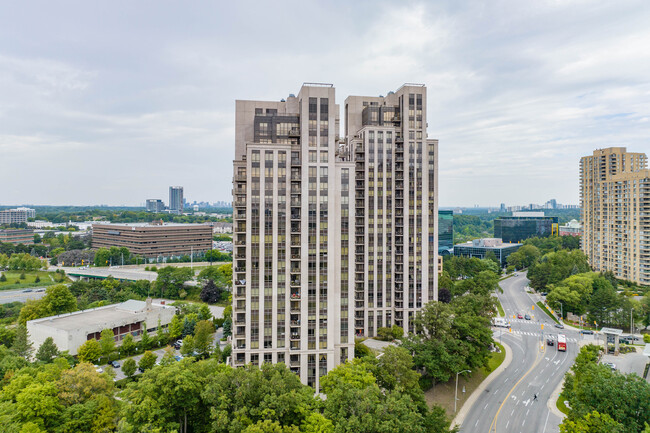 135 Wynford Dr in Toronto, ON - Building Photo - Building Photo