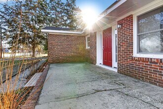 512 E McLean St in Saint Pauls, NC - Building Photo - Building Photo