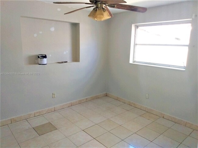 980 NW 109th St-Unit -B-Rear in Miami, FL - Building Photo - Building Photo