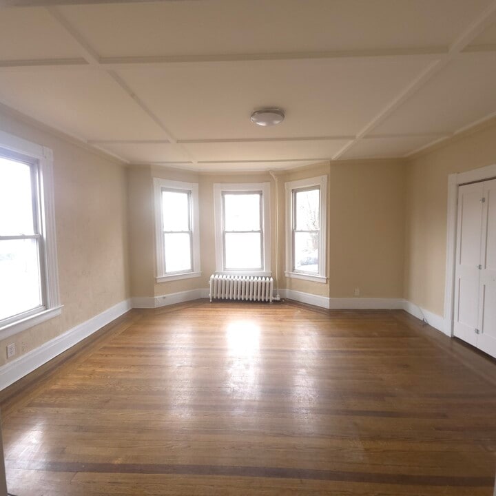 121 Northampton Ave in Springfield, MA - Building Photo