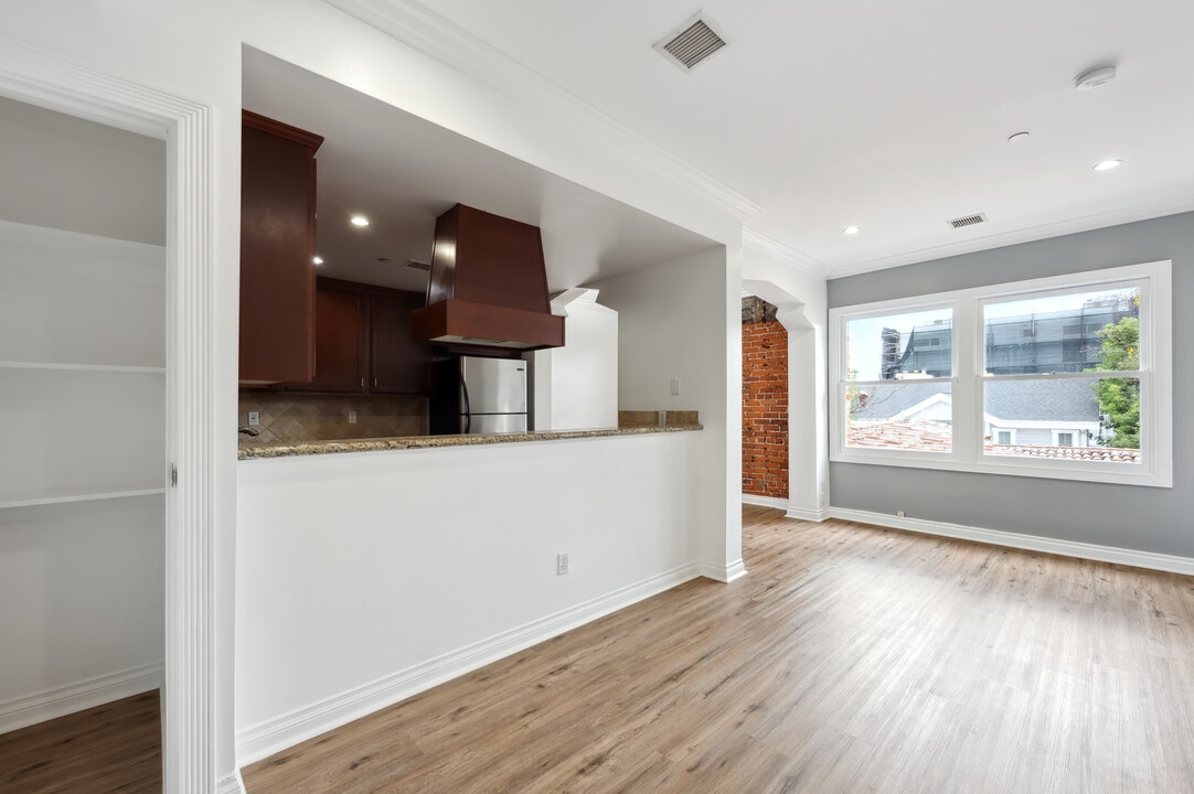 1236 N Flores St in West Hollywood, CA - Building Photo
