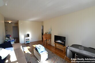 1999 Commonwealth Ave, Unit 2 in Boston, MA - Foto de edificio - Building Photo