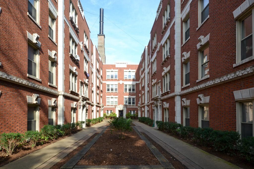 543 W Surf St in Chicago, IL - Building Photo