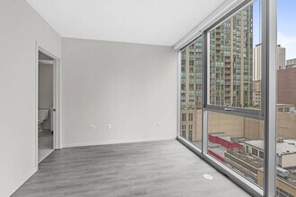 48 E Huron St in Chicago, IL - Foto de edificio - Building Photo