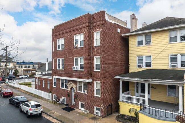 11 S Oakland Ave in Ventnor City, NJ - Foto de edificio - Building Photo