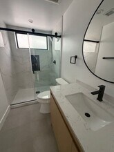 1200 W 37th Dr in Los Angeles, CA - Foto de edificio - Building Photo