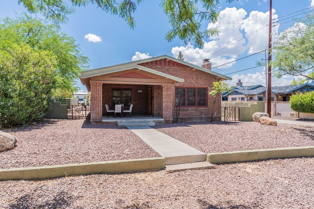 630 E 1st St in Tucson, AZ - Foto de edificio