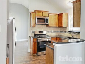 725 Rawlins Dr in Lancaster, TX - Foto de edificio - Building Photo