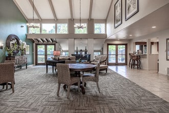Pinecreek Village Apartments in Costa Mesa, CA - Foto de edificio - Interior Photo