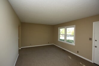 6824 Hillside Drive in Pewee Valley, KY - Foto de edificio - Building Photo