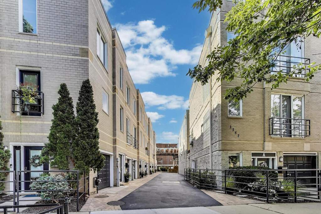 1145 W Newport Ave in Chicago, IL - Building Photo