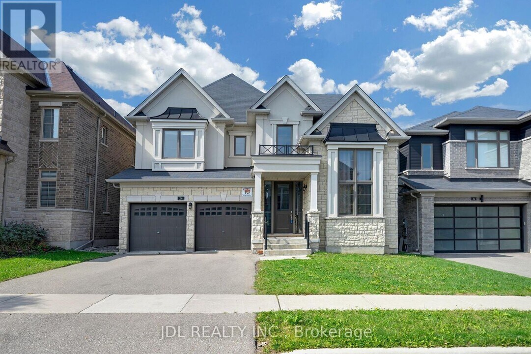 24 Forest Edge Crescent in East Gwillimbury, ON - Building Photo
