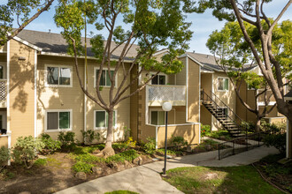 Woodcreek Apartments in Fremont, CA - Foto de edificio - Building Photo