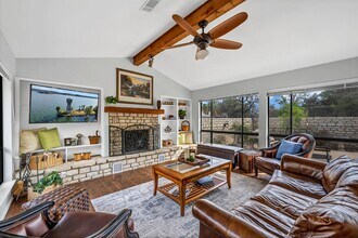 202 Lighthouse Dr in Horseshoe Bay, TX - Foto de edificio - Building Photo